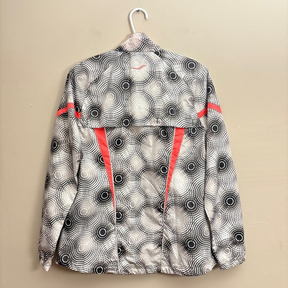 Saucony Black & White Swirl Running Jacket with Vibrant Coral Accents - Picture 13 of 16